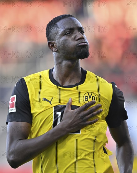 Goal celebration Serhou Guirassy Borussia Dortmund BVB (09) gesture hand on chest, coat of arms,