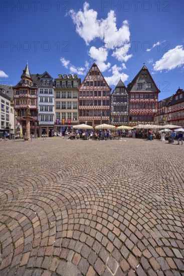 Saturday hill with half-timbered houses on the Römerberg town hall square under a blue sky with