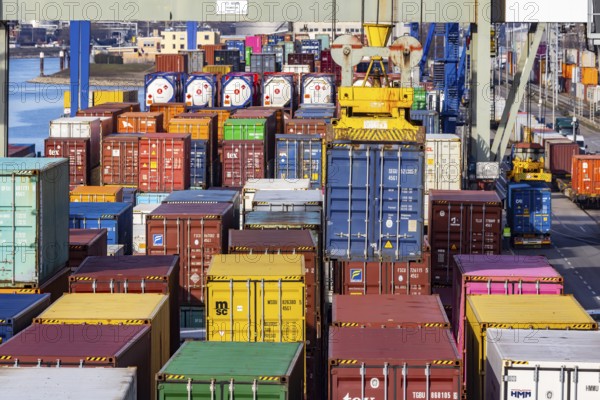 The port of Mannheim is one of the most important inland ports in Europe. The harbor basins stretch