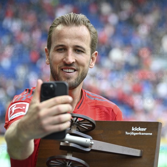 Harry Kane FC Bayern Munich FCB (09) smiles, proudly takes selfie with smartphone of his goal