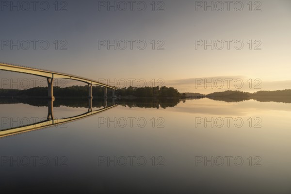 Morning atmosphere, Lövö bridge reflected in the water, Kasnäsintie, Falkö Fjord, Kasnäs, Hitis