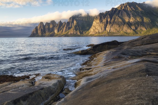 Coastal section Tungeneset, Devil's Teeth, Okshornan mountain range, Senja, Troms, Nord-Norge,