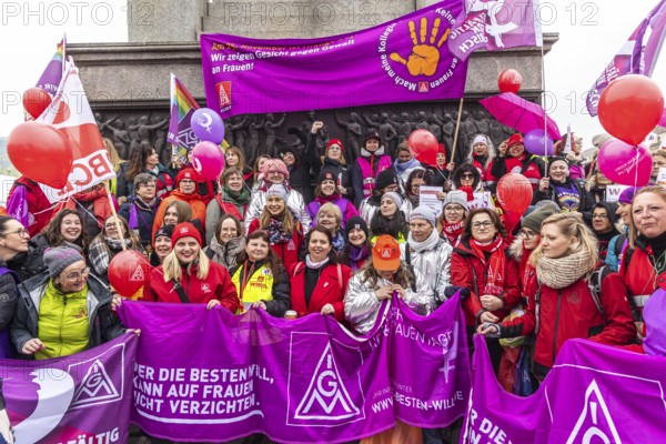 DGB woman proclaim international solidarity at a trade union rally. The trade unionists wear purple