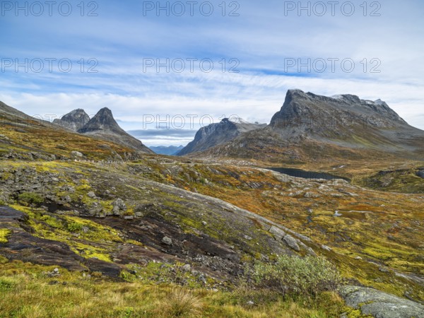 Reinheimen National Park in autumn, the mountains Vestre Stigbotthornet and Bispen, Trollstigen,