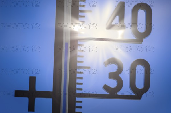Symbolic image, global warming, A thermometer shows a high temperature under a bright sun in a