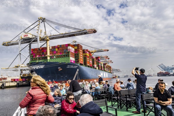 Container ship TIHAMA from Hapag Lloyd. With a length of 400 metres, the ULCV is one of the largest