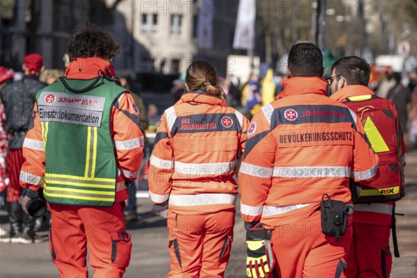 Rose Monday carnival parade in Düsseldorf, rescue workers at the Rose Monday parade, Johanniter