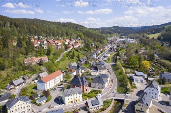 Town view with church Zur heiligen Dreifaltigkeit and single-track viaduct of the Weißeritztalbahn,