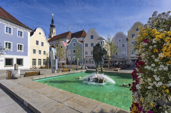 Chistopherus Fountain, Upper Town Square with Parish Church, Schärding am Inn, Innviertel, Upper