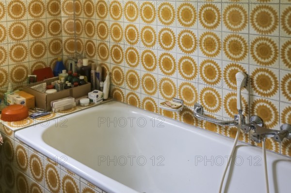 Lost Places, abandoned house, vacant building, old-fashioned bathroom, tiles from the 1970s,