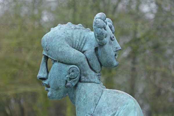 Sculpture Resonance by Jürgen Goertz 2017, head with two faces, double head, bronze sculpture,