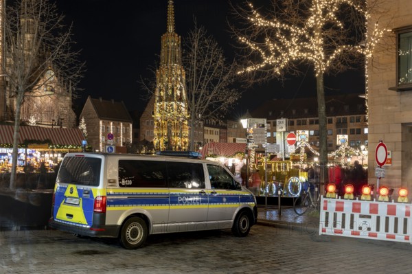 Police securing the Christkindlesmarkt, behind the Schöne Brunnen, Hauptmarkt, Nuremberg, Middle