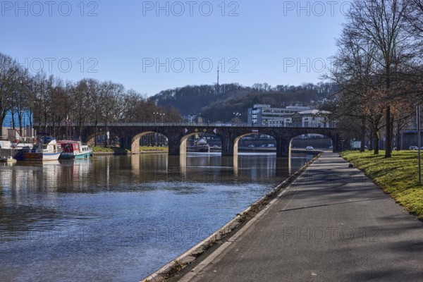 River Saar, riverbank, footpath and cycle path, pedestrian bridge, trees, backlight, sidelight,