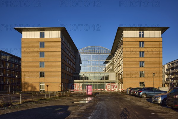 Employment Agency, modern architecture, car park, deep blue sky, cloudless, Hafenstraße,