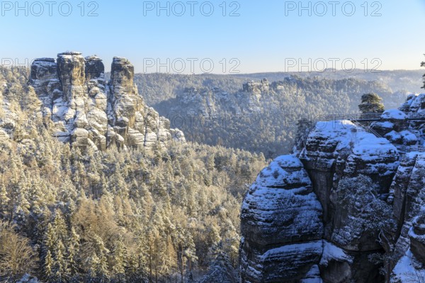 Winter view from the Bastei bridge into the Wehlgrund with Neurathener Felsenburg, Gansfelsen,