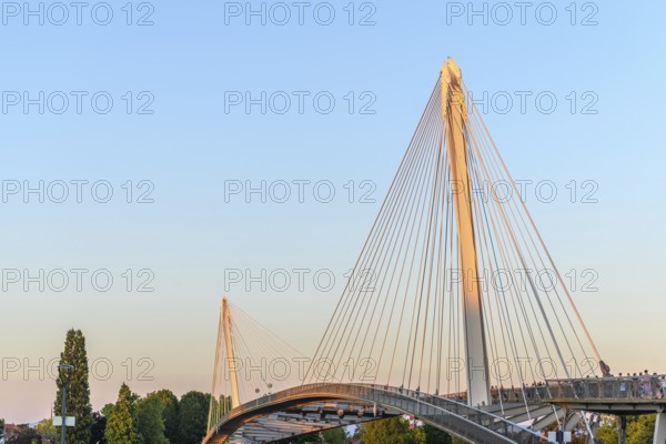 Die Deux-Rives-Fußgängerbrücke zwischen Deutschland und Frankreich in Kehl und Straßburg, ein
