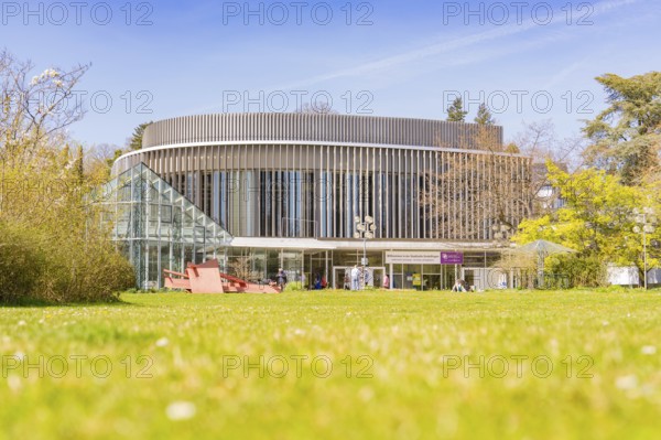Civic hall Sindelfingen, A modern, round building with a glass façade. Surrounded by green lawns