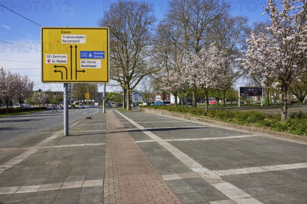 Sign to the centre, Essen, trotting track and Revierpark, Gelsenkirchen-Horst, music theatre and