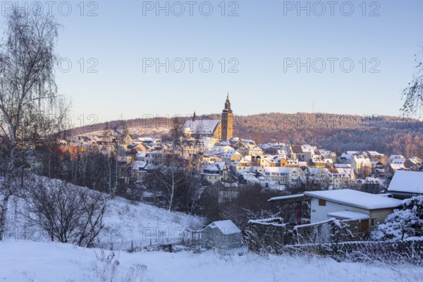 Winter town view with St Wolfgang's Church and Gleesberg in the evening light, Schneeberg in the