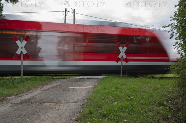 Passing Gräfenberg railway, single-track branch line, at the unrestricted level crossing,