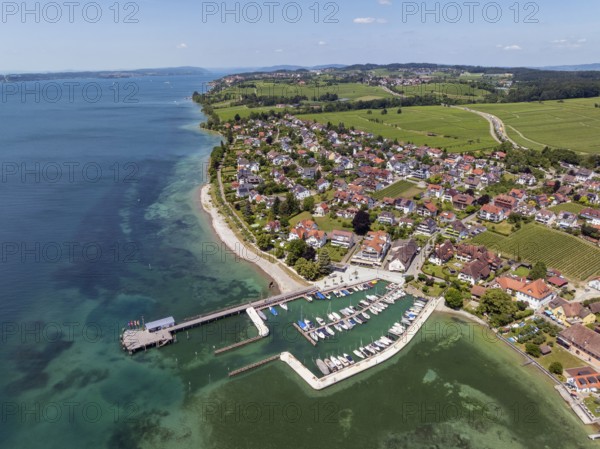 Luftbild von der Bodenseegemeinde Hagnau, Winzerdorf und beliebter Ferienort am Bodensee, dahinter