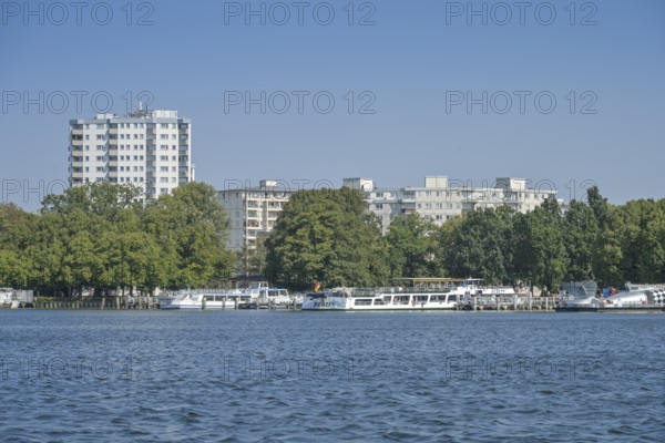Residential buildings and jetties in Tegel, Greenwichpromenade, Tegeler See, Tegel, Reinickendorf,