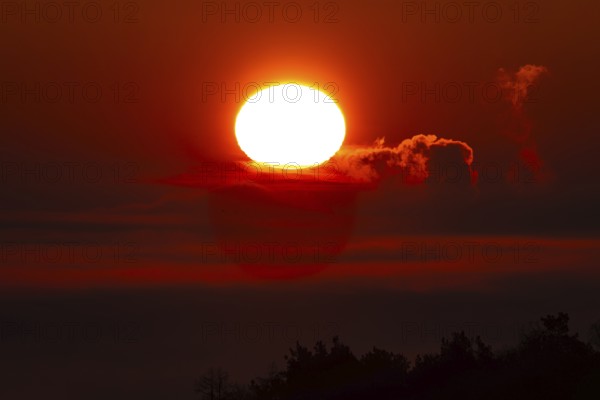 From the so-called Malerblick in Kronberg im Taunus, you can see how the morning sun has broken