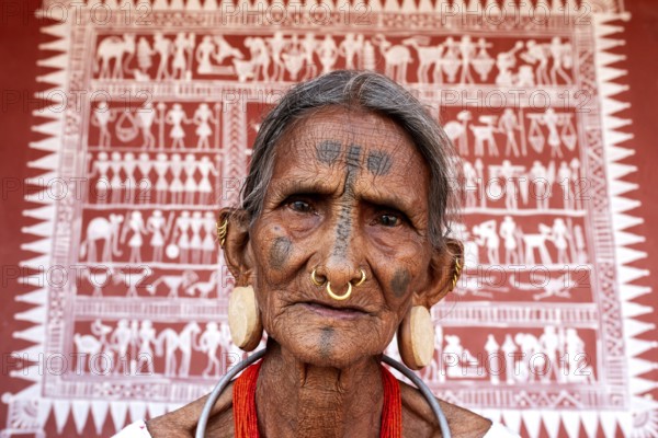 Portrait of a woman from the Lanjia Saora tribe (Odisha, India) . Behind her, a Lanjia Saora
