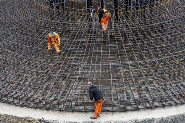 Assembly of reinforcing steel for the reinforced concrete foundation of a wind turbine, a mesh of