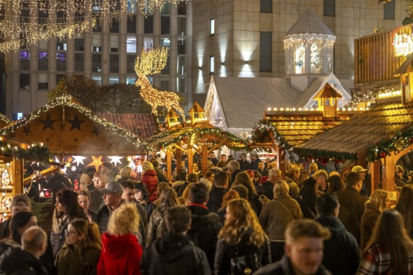 Pre-Christmas time, visitors to de, Christmas market in downtown Essen, on Kennedyplatz, the market
