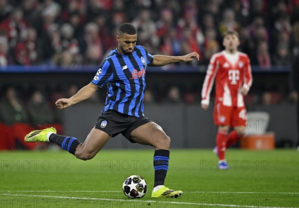 Isak Hien Atalanta BC Bergamo (04) Action on the ball Football, Champions League, Allianz Arena,