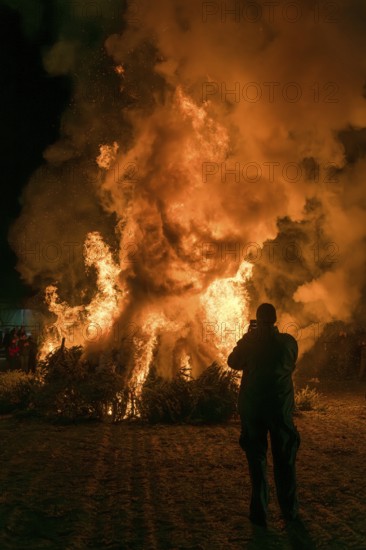 Spectators at a dunning fire at a rally of farmers and peasants against the German government's