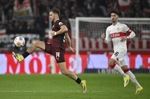 David Raum RasenBallsport RB Leipzig RBL (22) Action on the ball Atakan Karazor VfB Stuttgart (16)