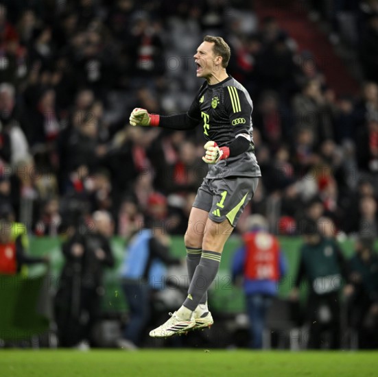 Cheering, goal celebration, goalkeeper Manuel Neuer FC Bayern Munich FCB (01) Football Bundesliga,