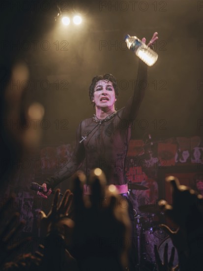 Remington Leith, singer of Palaye Royale live on Death Or Glory EU/UK Tour 2024 at Astra Kulturhaus