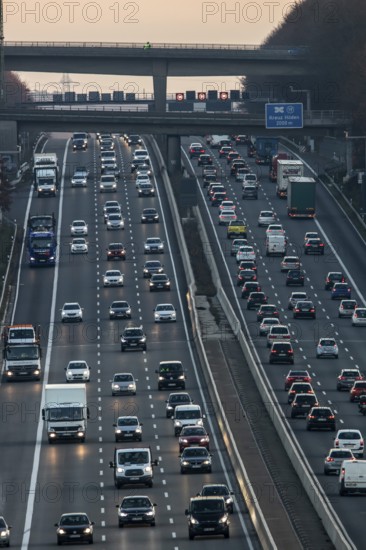Motorway A3 between Düsseldorf and Leverkusen, near Erkrath, freeing of the hard shoulder during