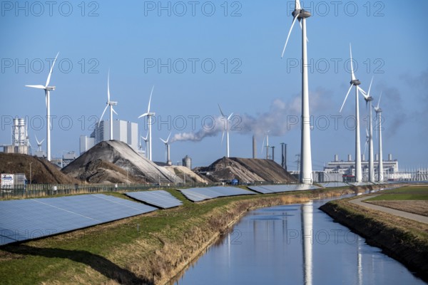 Solar park on the Slaperdijk dike near Eemshaven, test project, 17000 solar modules have been