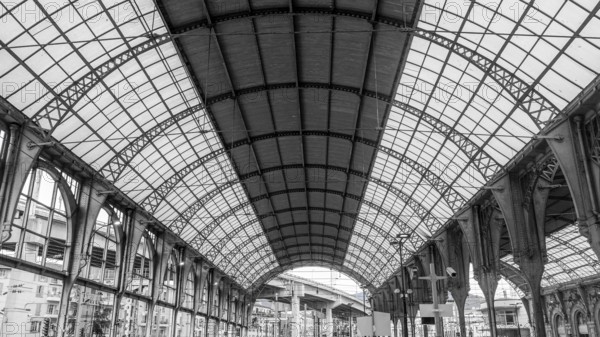 Black and white photo of the grand interior of a historic railway station in Nice, France,