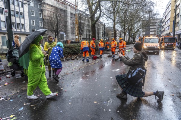 Sweep on Rose Monday in Düsseldorf, the municipal utilities clean up after the train, confetti,