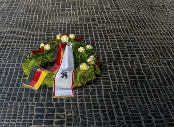 Wreath laying, Neue Wache, Central Memorial of the Federal Republic of Germany for the Victims of