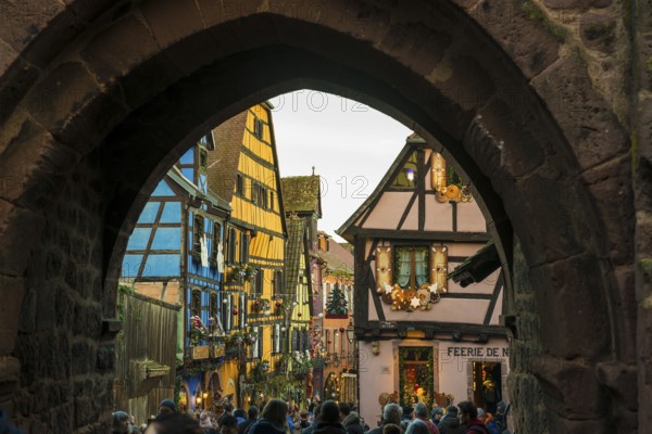 Christmassy decorated half-timbered houses, Christmas market, Riquewihr, Grand Est, Haut-Rhin,