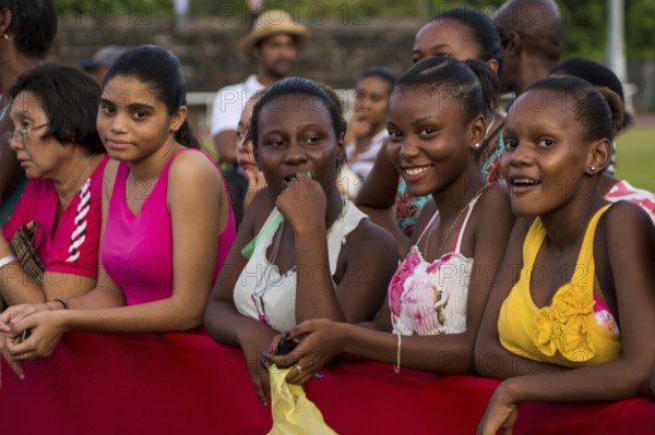 Zuschauer des Internationalen Karnevals auf den Seychellen in Victoria, Mahe, Republik Seychellen,