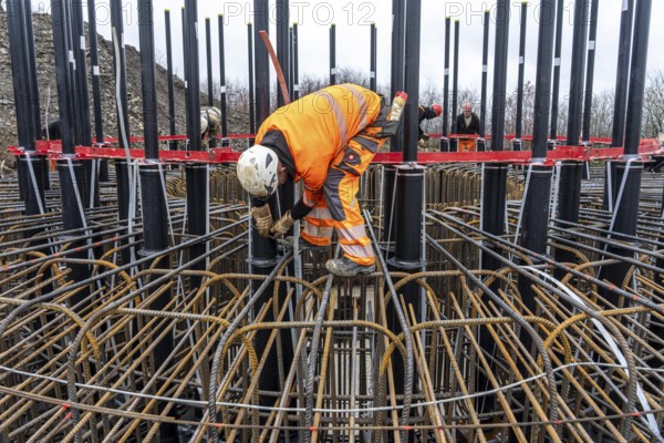 Assembly of reinforcing steel for the reinforced concrete foundation of a wind turbine, a mesh of