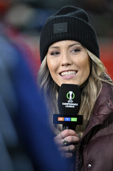 RTL reporter presenter Laura Papendick, portrait, in interview microphone microphone logo smiling