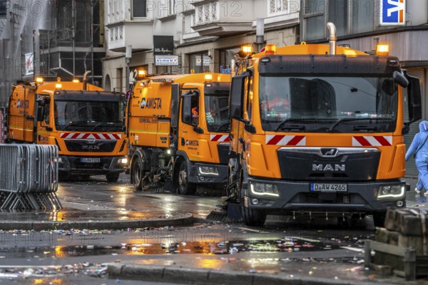 Sweeping on Rose Monday in Düsseldorf, the municipal utilities clean up after the train, confetti,