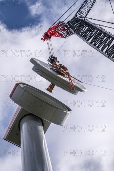 Erection of a wind turbine, wind energy plant, assembly of the ring generator, with a crawler