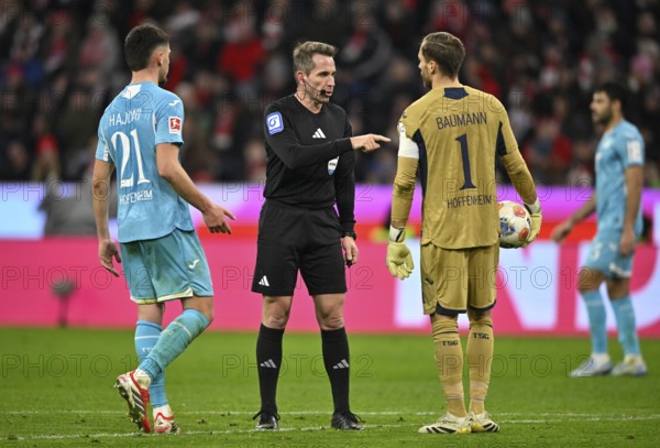 Referee Tobias Stieler in discussion with goalkeeper Oliver Baumann TSG 1899 Hoffenheim (01) Albian