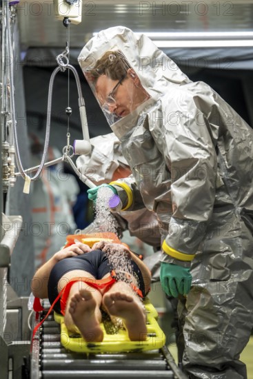 Decontamination of injured persons after an assumed accident involving hazardous substances, fire