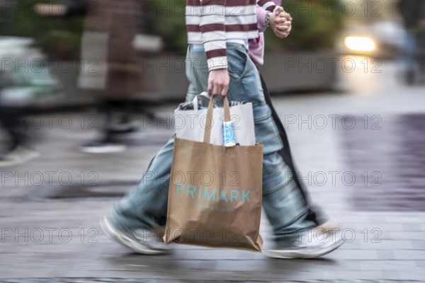 Pedestrian zone, passers-by hurrying, shopping between the years, exchanging, shopping bags,