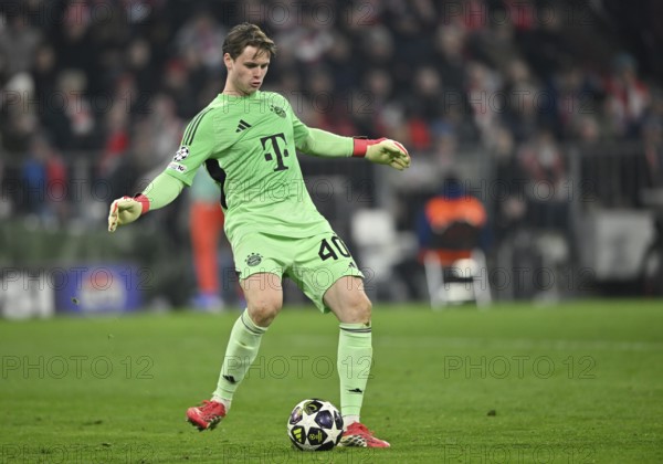 Goalkeeper Jonas Urbig FC Bayern Munich FCB (40) Action on the ball Football, Champions League,